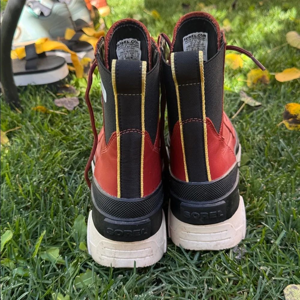 Sorel Red Lace-Up Boots with Chunky Sole size 8 - Picture 4 of 5